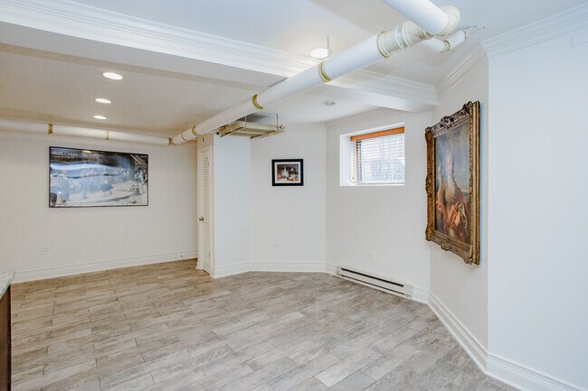 Building Photo - 622 W Briar Pl