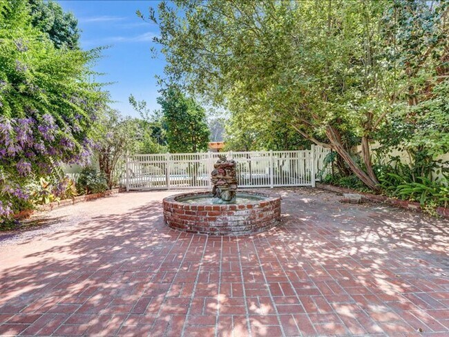 Building Photo - Welcome to this charming 3-bedroom, 2-bath...