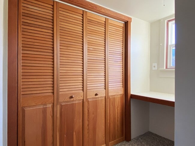 Building Photo - Country Home!