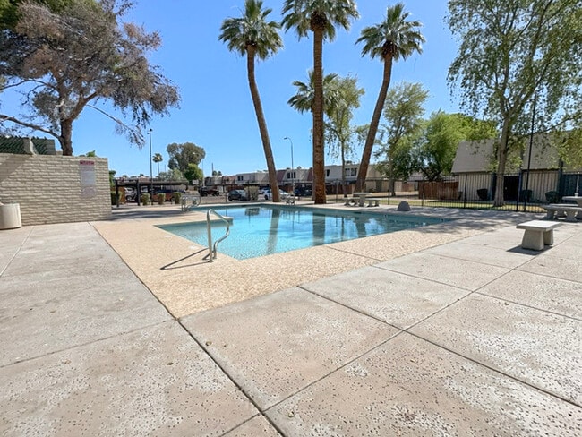 Building Photo - 2Bed/1.5Bath Townhouse at Olive Ave/63rd Ave! Ready for Immediate Move-In!
