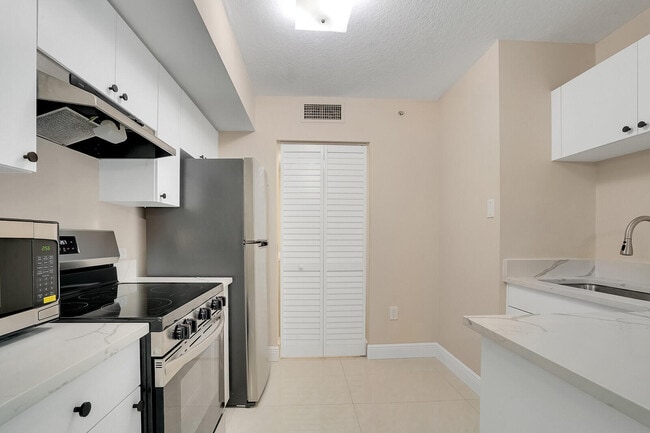 Building Photo - 611 Villa Cir