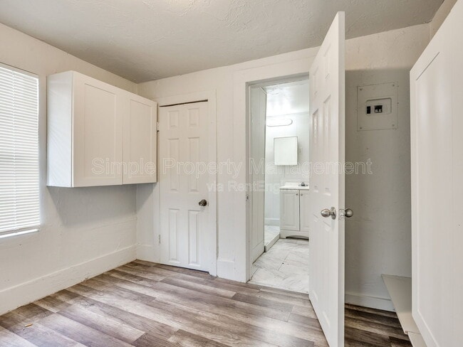 Building Photo - 2413 S Youngs Blvd