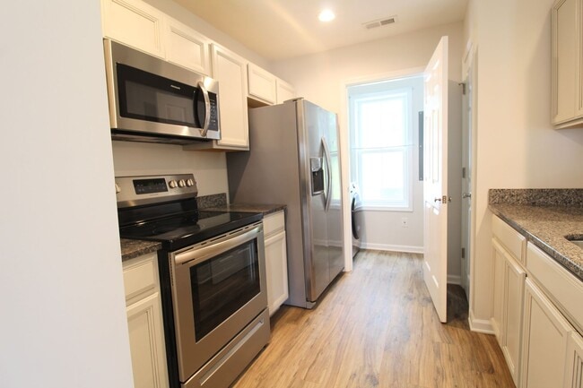 Building Photo - Spacious 3-Bed, 2.5-Bath Townhome Availabl...