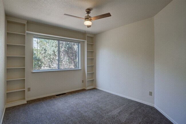 Building Photo - Freshly painted, 3 Bedroom, 2 Bath Home in...