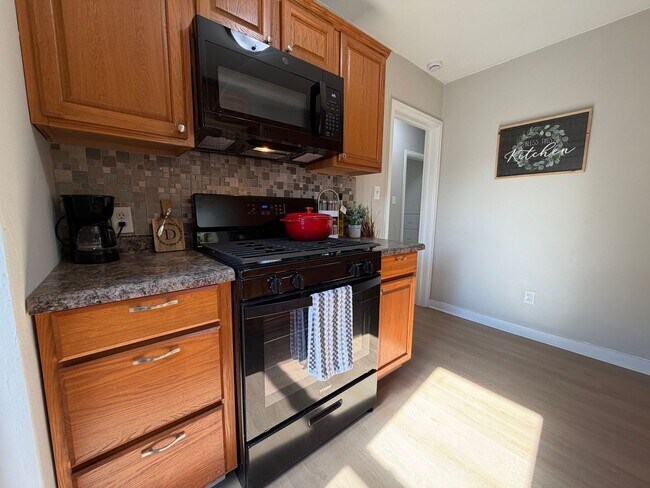 Building Photo - Remodeled 3 bed, 1 bath home for rent in E...