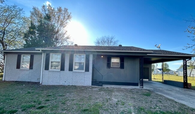 Building Photo - 825 David Ln