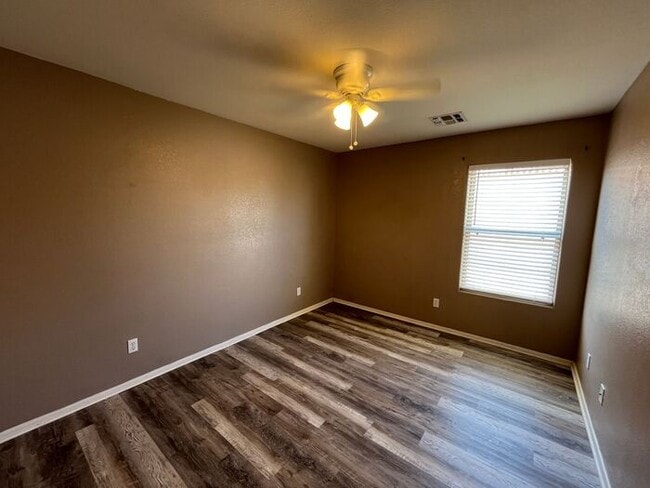 Building Photo - READY TO VIEW NOW! Spacious 3 Bed 2 Bath H...