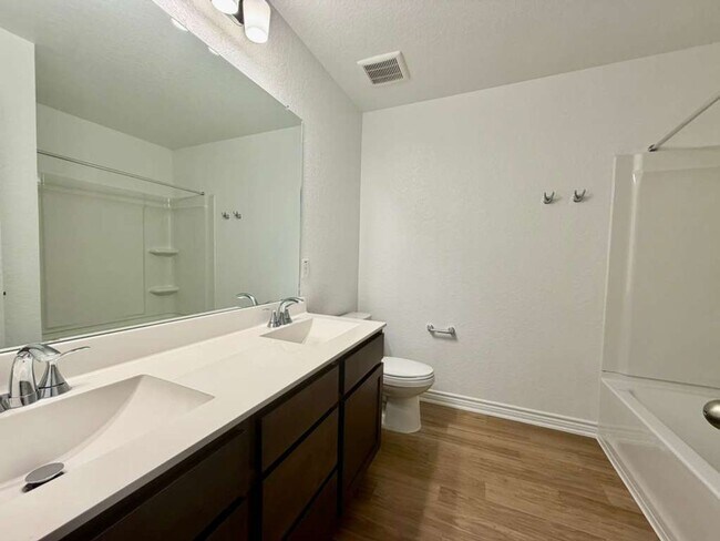 Building Photo - Modern Comfort Meets Style in Mariposa Manor