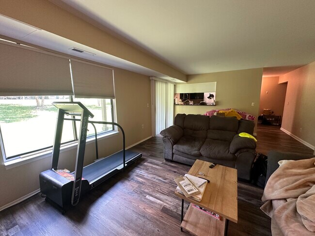 Building Photo - 225 Briarcrest Dr