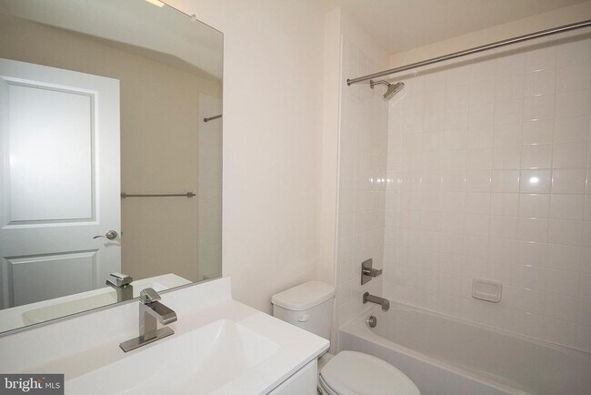 Building Photo - 2912 Middleham Ct