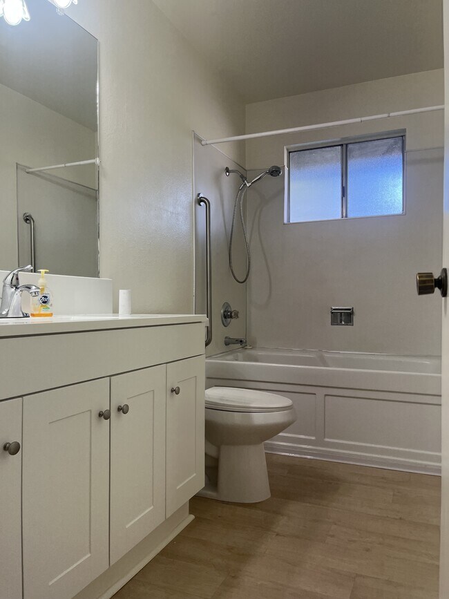 Building Photo - 800 Andrew Dr