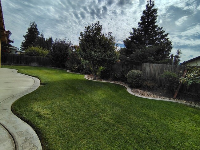 Building Photo - 880 Raccoon Valley Dr
