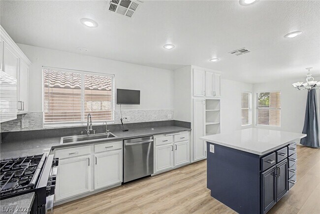 Building Photo - 10547 Lilac Tree Ave