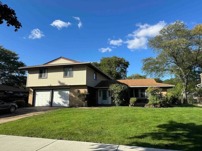 Primary Photo - 920 W Weathersfield Way
