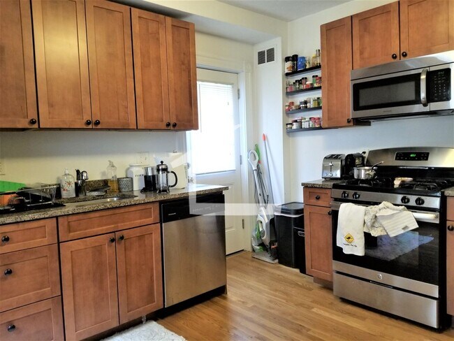 Building Photo - Awesome 3bed 1 bath Duplex in Brighton...