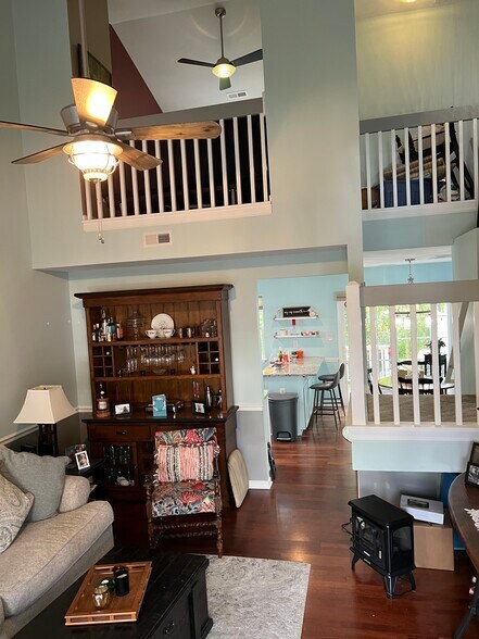 Open bright vaulted ceiling living room - 34 Tannenbaum Cir