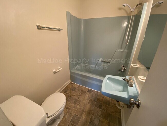 Building Photo - 809 Denton Cir