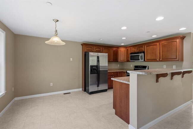 Building Photo - 41 Village Dr