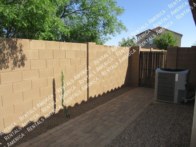 Building Photo - 1364 E Martha Dr