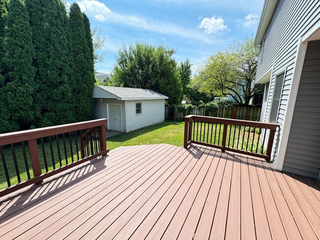 Building Photo - Immaculate 4 bed home in Bloomington