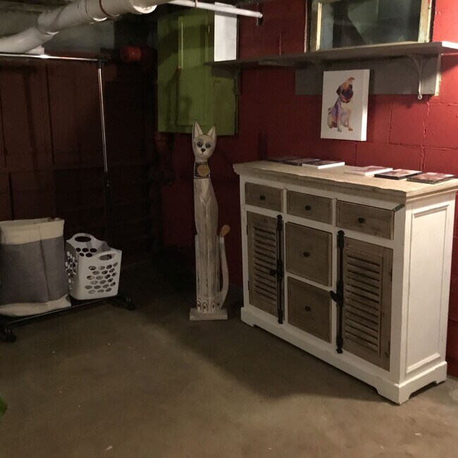 Building Photo - All utilities Included 1 bedroom, 1 bath t...