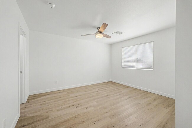 Building Photo - 136 W Latona Rd