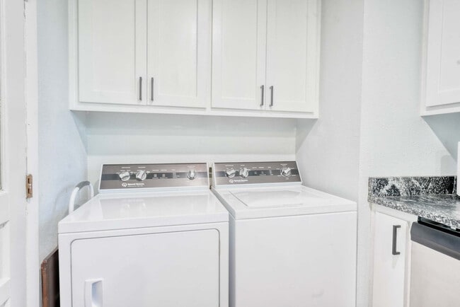 Building Photo - 1308 SE E St