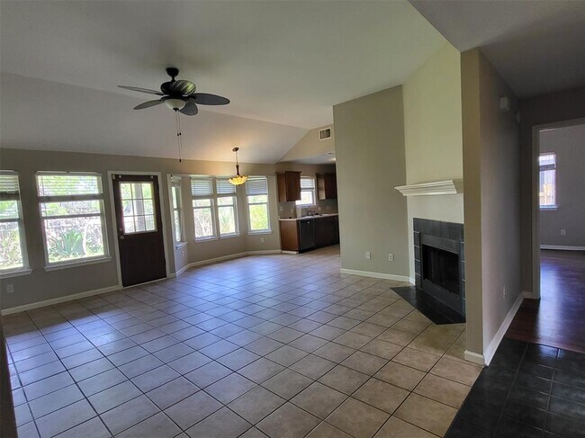 Building Photo - 512 Maplecreek Dr
