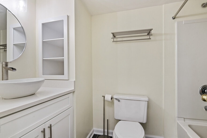 Bathroom - 2870 Pharr Court South NW