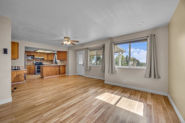 Building Photo - 567 N Allanwood Pl