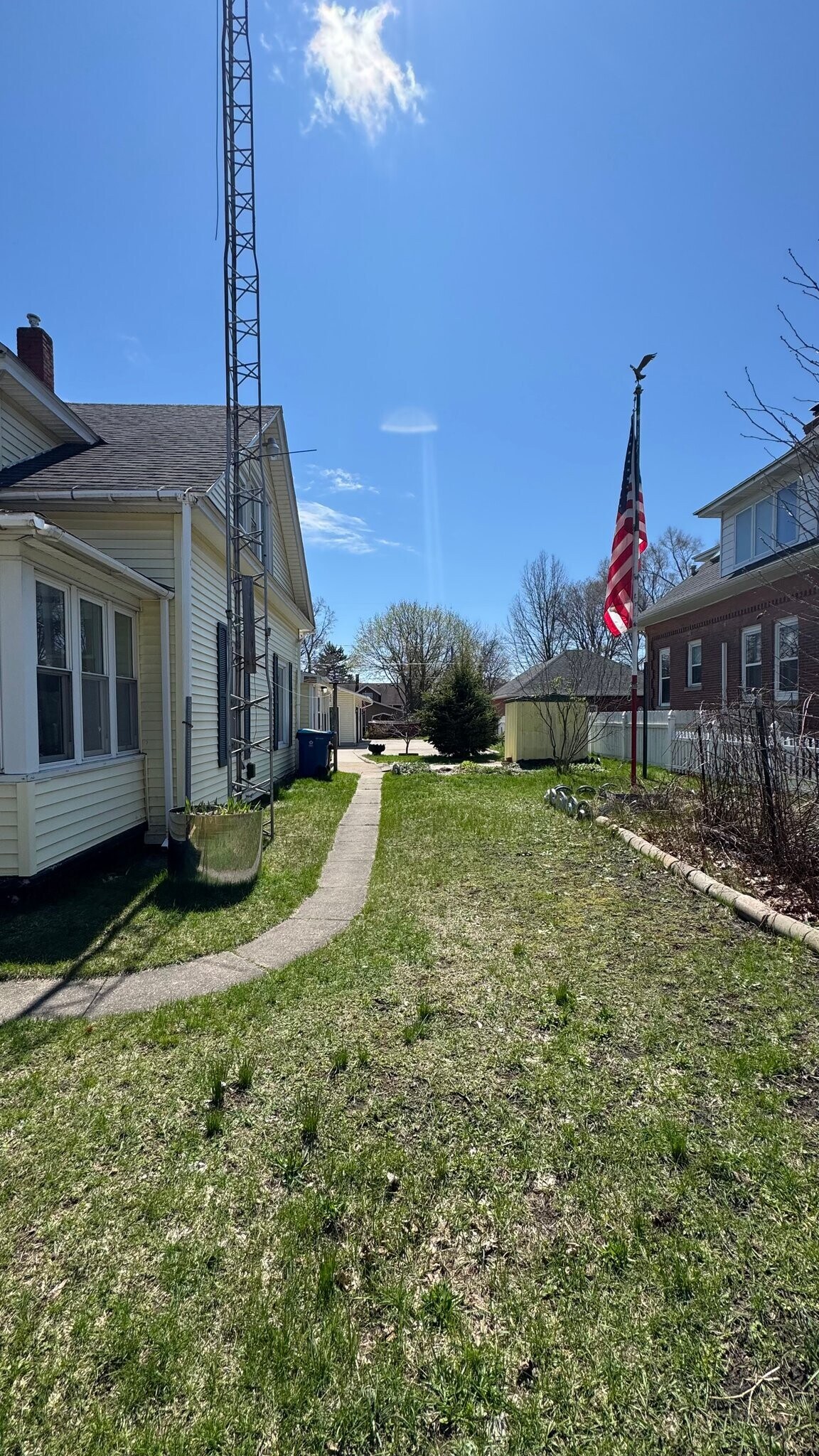 Building Photo - 806 E Loomis St