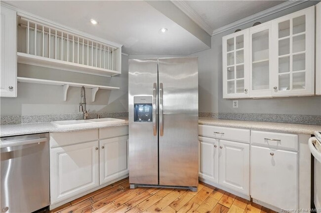 Building Photo - 3127 N Riverside Dr