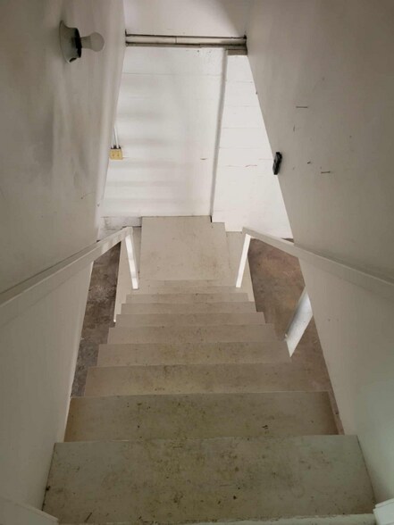 Building Photo - 213 Hilltop Dr