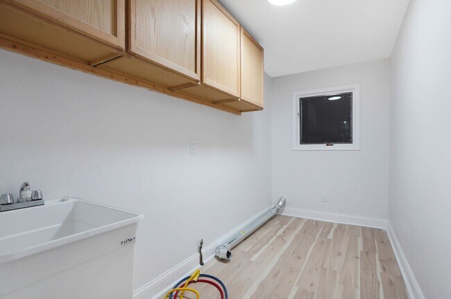 Building Photo - Beautifully Updated 4 Bed / 2.5 Bath Colon...