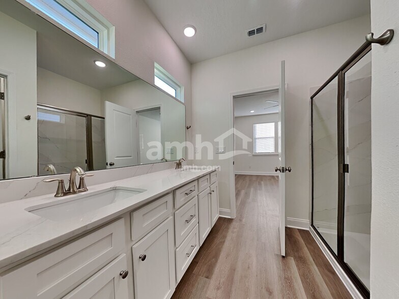 Building Photo - 11649 Bay Hl Cir