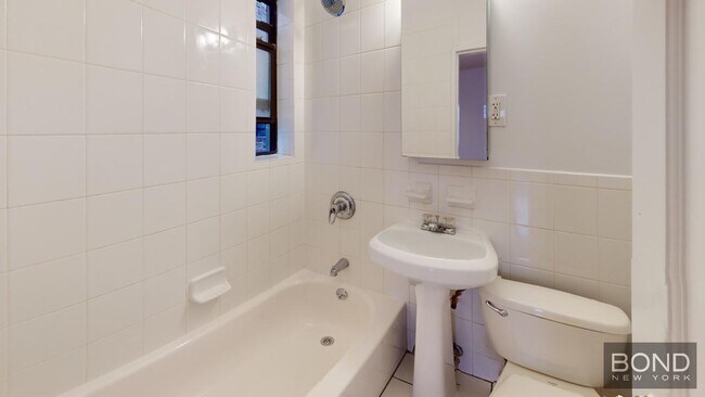 Building Photo - 332 E 93rd St
