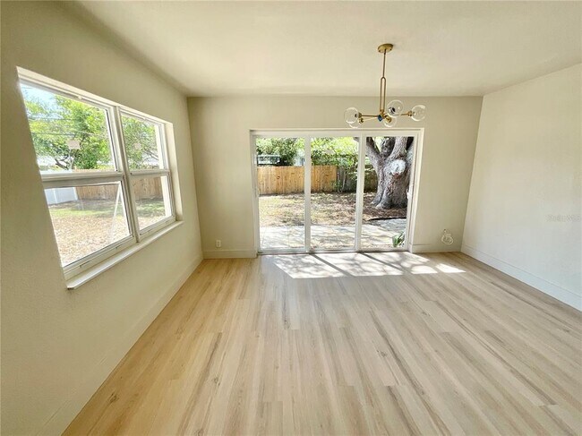 Building Photo - 644 Manor Dr W