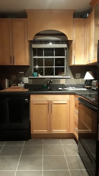 Building Photo - 1055 Baxter St