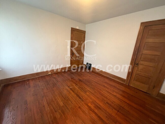 Building Photo - 7 Fairweight-