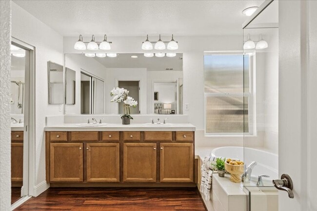 Building Photo - Elegant & Spacious 4 Bedroom Home Near Fol...