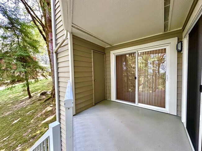 Building Photo - 2Bd/2Ba Bellevue Condo