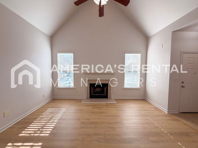 Building Photo - Modern One-Level Living with Pool and Club...