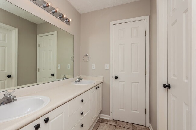 Building Photo - 505 Chinquapin Pl