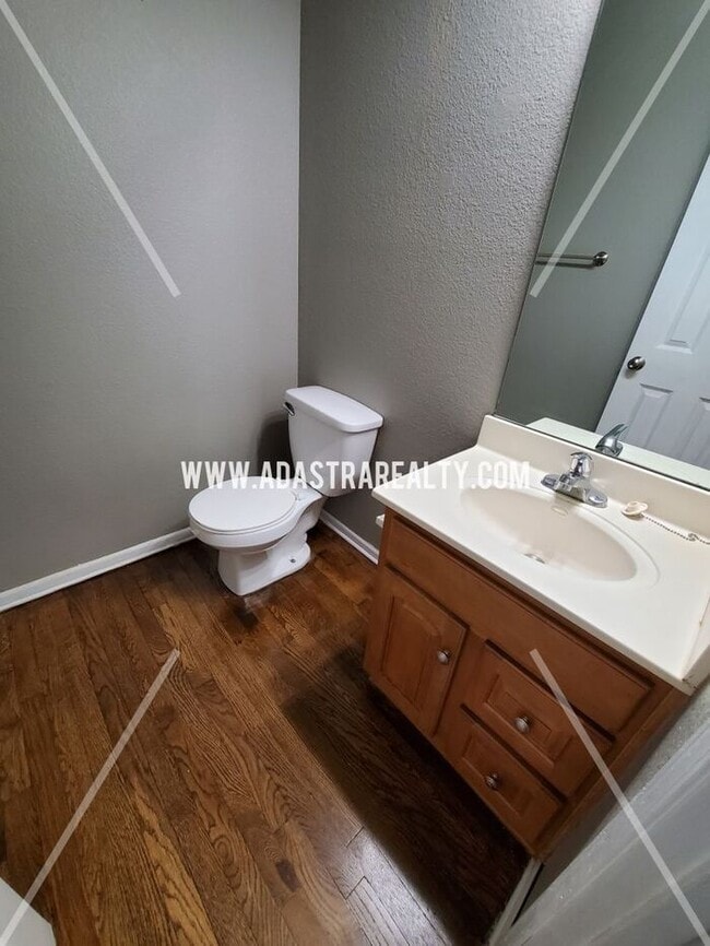 Building Photo - Spacious Townhome in Piper School District...