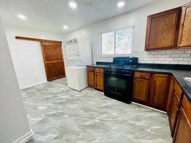 Building Photo - 908 S Crutcher Ave