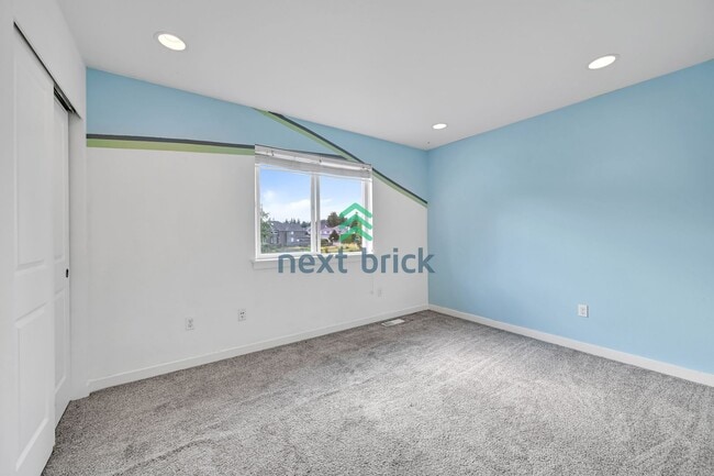 Building Photo - 3 BED & 2.5 BATH  FOR RENT