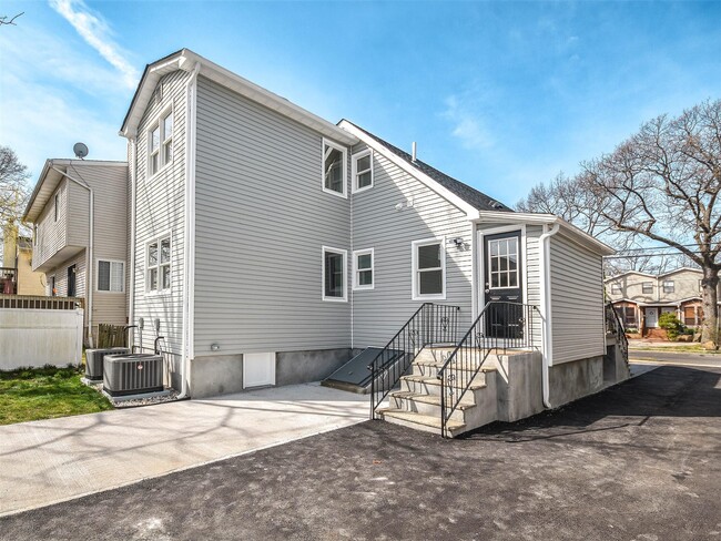 Building Photo - 50 Graywood Rd