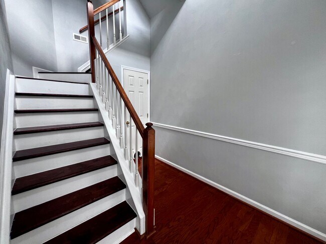 Building Photo - Charming Lakefront Townhome