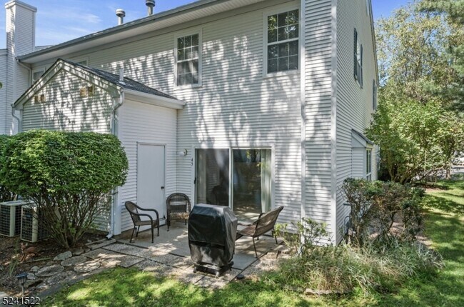 Building Photo - 45 Maple Ln