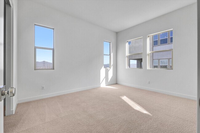 Building Photo - Large Modern Town Home with Oversize Backyard Guarded Luxury Neighborhood